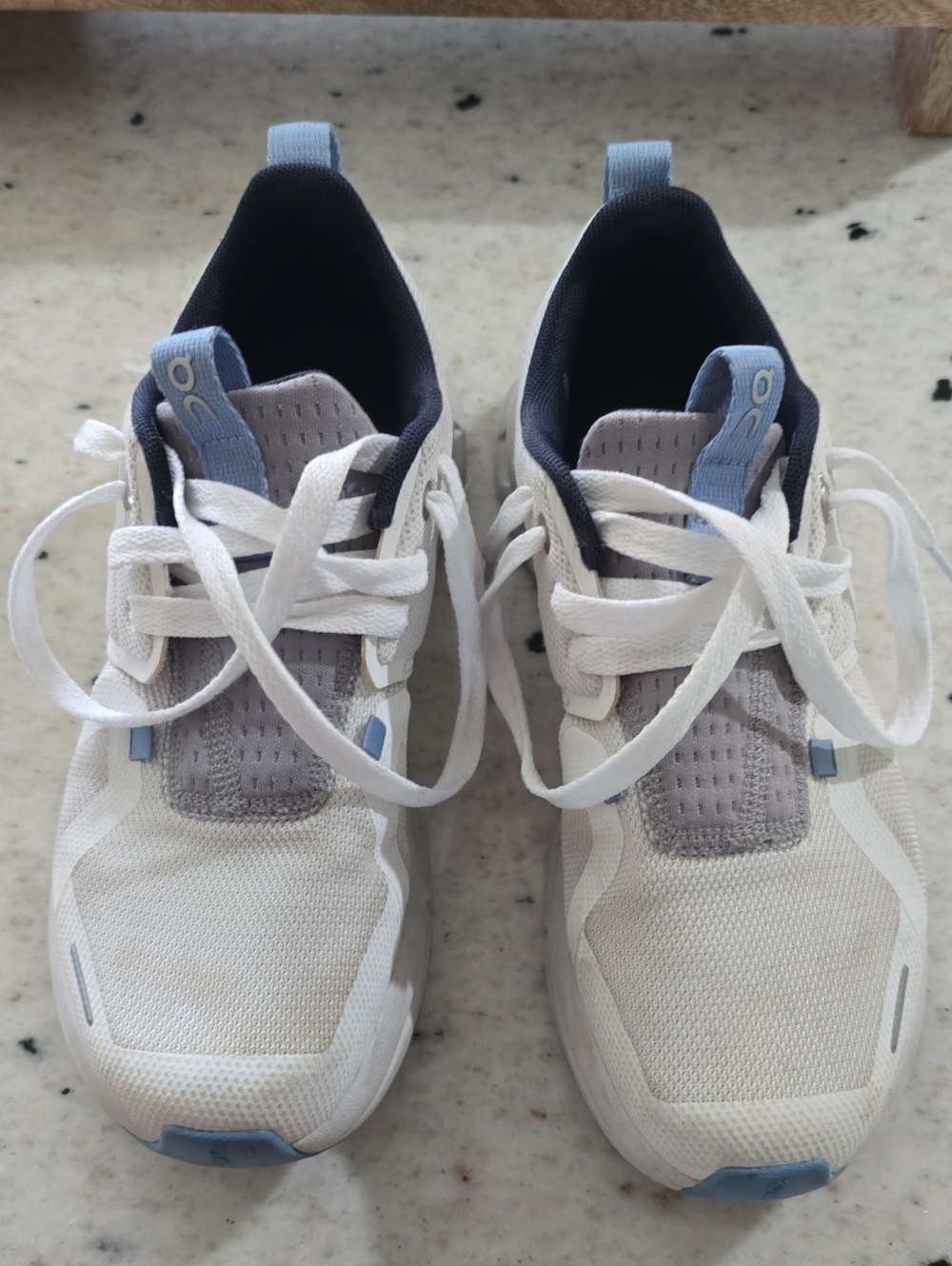 On Running Navy and White Athletic Shoe Kids Size 4.5